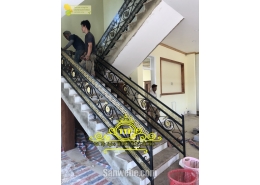 Cầu thang sắt mỹ thuât kết hợp tay vịn gỗ.