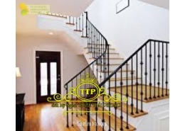Cầu thang sắt mỹ thuật kiểu thanh đứng hiện đại